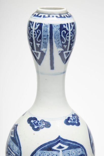 Chine, XVIIIe SIECLE China, 18th CENTURY
Blue-white enameled porcelain bulbous vase...