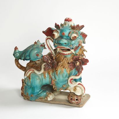 INDOCHINE, VERS 1900 INDOCHINA, CIRCA 1900
Green and red enameled terracotta group...