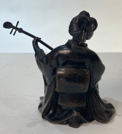 JAPON XXe SIECLE 20th CENTURY JAPAN
Bronze statuette representing a Geisha playing...