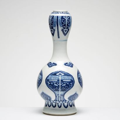 Chine, XVIIIe SIECLE China, 18th CENTURY
Blue-white enameled porcelain bulbous vase...