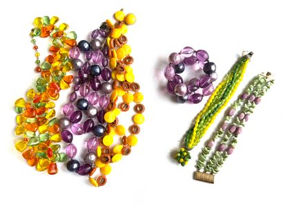 VINTAGE VINTAGE
Ensemble comprenant 3 colliers et 3 bracelets de perles multicolores,...