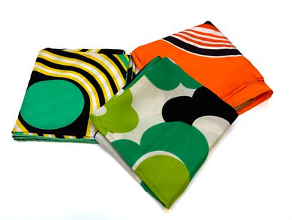 VINTAGE VINTAGE
Ensemble de trois foulards à décors géométriques stylisés, tons orange,...