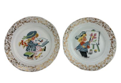 LIMOGES LIMOGES
Deux assiettes en porcelaine blanche à décor de deux enfants, émaux...