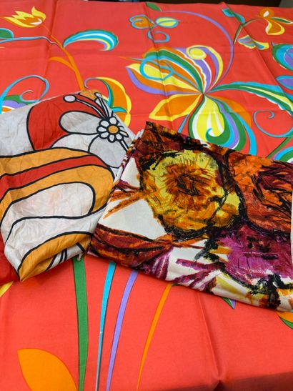 VINTAGE VINTAGE
Ensemble de trois foulards à décors floraux multicolores, dont un...