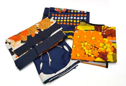 VINTAGE VINTAGE
Ensemble de 4 foulards, tons noirs, marine et orange