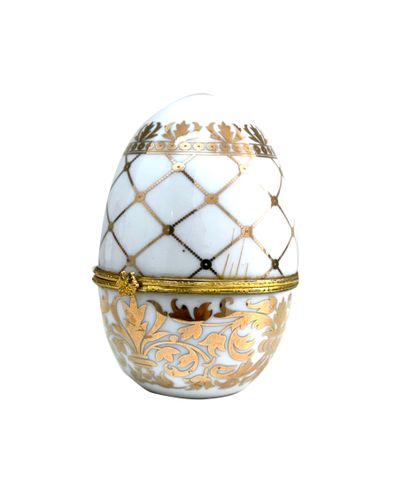 VINTAGE VINTAGE
Boîte oeuf en métal doré et porcelaine blanche, décor de frises florales...