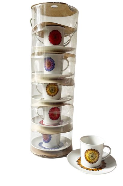 WINTERLING WINTERLING
ROSIAN BAVARIA
Tasses en porcelaine et leurs sous tasses, décor...
