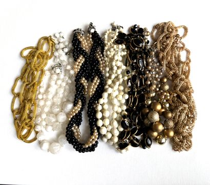 VINTAGE VINTAGE
Ensemble comprenant 5 colliers de perles noires, blanches et or,...