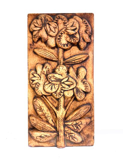 ROGER CAPRON ROGER CAPRON
Plaque en grès à décor floral en relief patine brune 
H...
