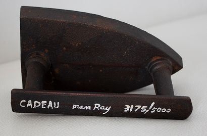 Man Ray Cadeau 1921 Man Ray Sculpture 12 cm Cadeau 1921 Exemplaire 3175/5000 Gazette Drouot