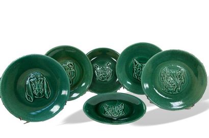 null Joanny DURAND (1886-1956). 

Six assiettes plates en barbotine verte, à décor...