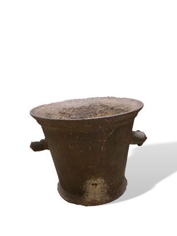 null 
IMPORTANT CAST IRON MORTAR with lateral holds. 16th - 17th century Height :...