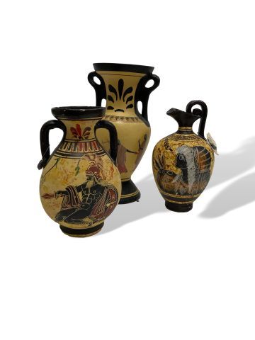 null Ensemble de trois vases en terre cuite émaillée polcyhrome à décors à l'antique

Travail...