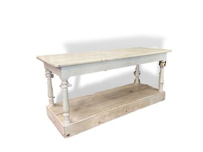 null Table de drapier en bois laqué blanc ouvrant par un tiroir, le piétement balustre...