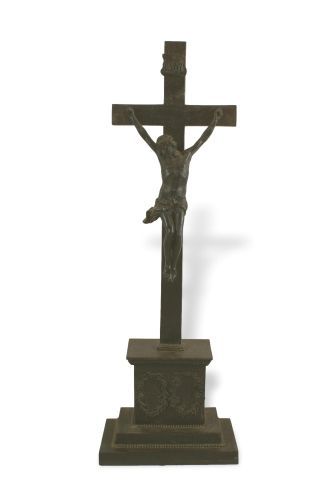null Crucifix en bronze à patine brune sur un socle à décors de frises de perles

XIXème...