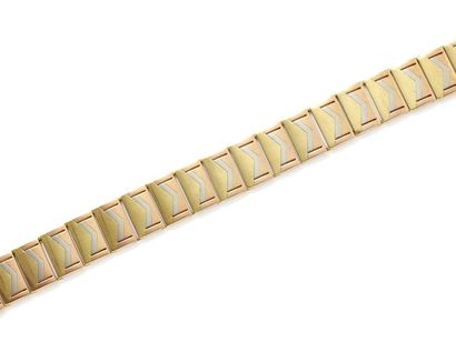 null 
Bracelet 3 tons d'or 750 millièmes, composé de maillons plaquette à décor de...