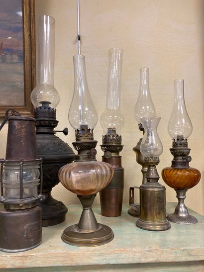 null Ensemble comprenant 4 lampes à petroles, une lampe pigeon, une lanterne de mine,...
