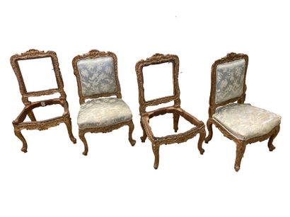 null 
Suite de quatre chaises en bois mouluré sculpté et redoré à dossier plat, ceinture...