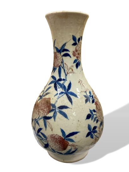 null Vase piriforme à col évasé, en porcelaine à décor en bleu et rouge sous couverte,...