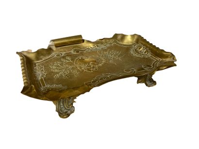 null Vide poche en cuivre à décors de feuillages

XIXème siècle

32x25 cm