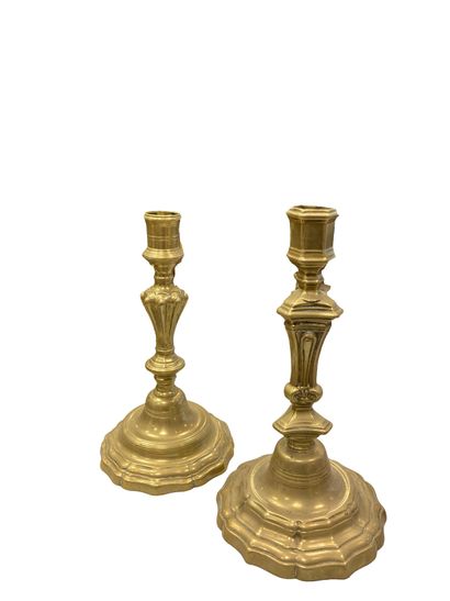 null Deux bougeoirs en bronze doré, le fût à balustre à godrons

H. 25 cm