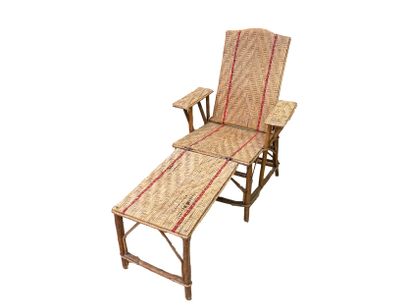null Chaise longue en rotin

XIXème siècle

H. 99 L. 110 P. 71 cm