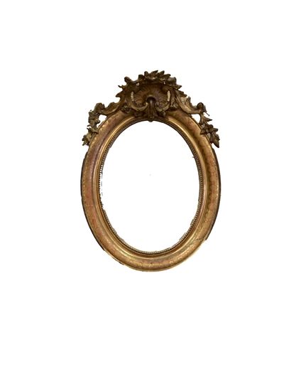 null Miroir ovale en bois et stuc doré, le fronton à décors de coquilles et feuillages

XIXème...