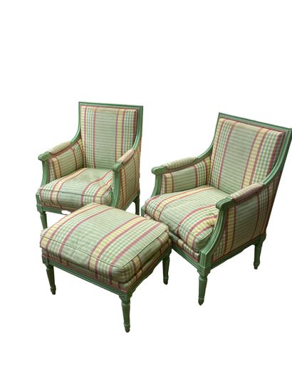 null Paire de fauteuils et un repose pied en bois sculpté mouluré et rechampi vert

Style...