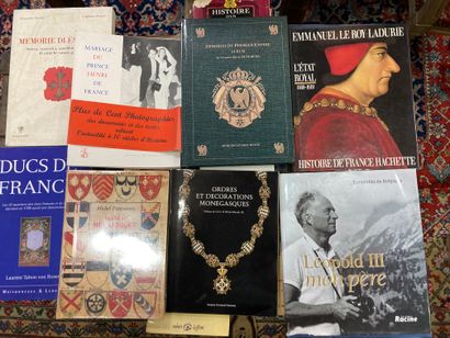 null Réunion de livres portant sur l'histoire et la monarchie