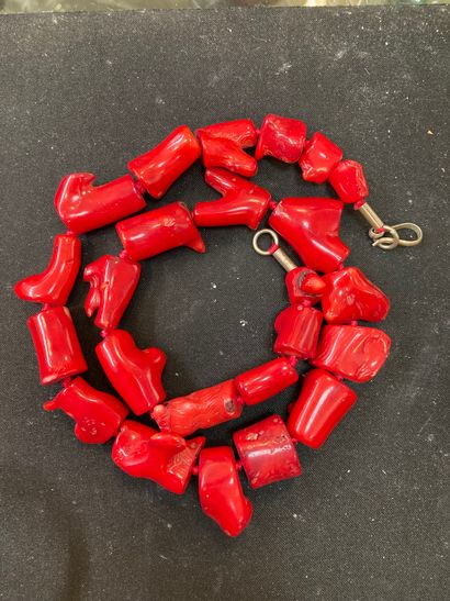 null Collier de perles en racine de corail à rehaut rouge
L. 47 cm