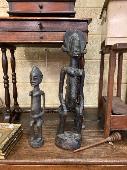 null Deux statuettes en bois sculpté patiné
Afrique
H. 60 et 40 cm