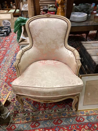 null Paire de fauteuils et un pouf en bois rechampi crème
Style Louis XV