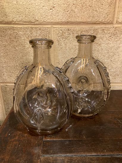 null Deux carafes en verre soufflé chiffré
Vers 1900