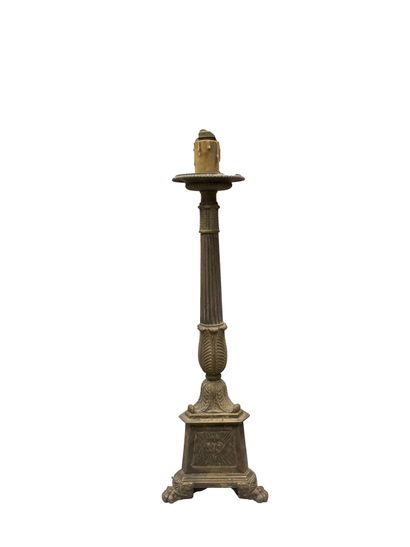 null Pique cierge en bronze à décors de palmettes 
XIXème siècle
H. 52 cm