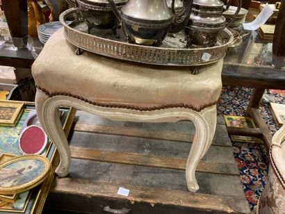 null Paire de fauteuils et un pouf en bois rechampi crème
Style Louis XV