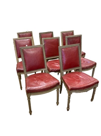 null Suite de huits chaises à dossier plat en bois mouluré et rechampi gris. Les...