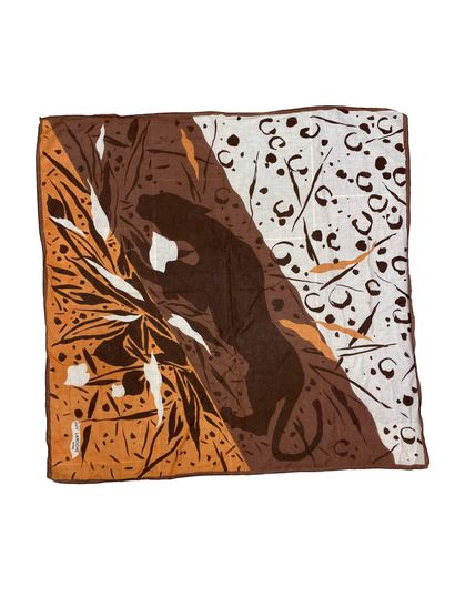 null GUY LAROCHE, carré en coton à motif de tâches de léopard. 
Dim: 80 x 80 cm.