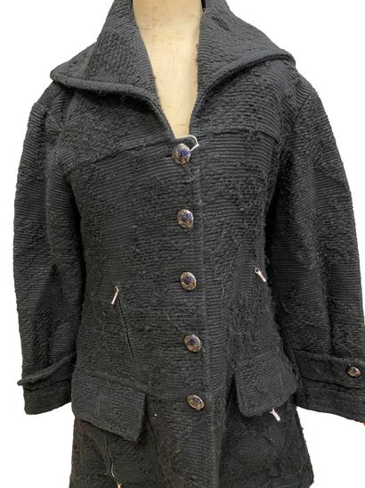 null CHANEL. 
Manteau en tweed de laine noir et fil bleu, deux poches plaquées ouvrant...