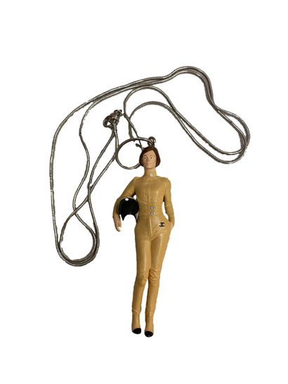 null CHANEL. Chaine en métal argenté retenant une figurine à l'effigie de Keira Knigthley...