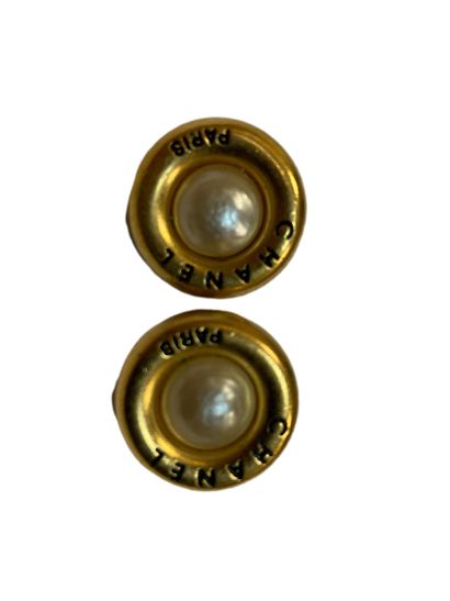 null CHANEL
Paire de clip d’oreilles en métal doré accueillant deux perles fantaisie,...