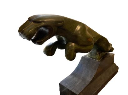 null Milo (né en 1955)
Jaguar
Sculpture en bronze. Signé
Sur un socle en marbre noir
H....