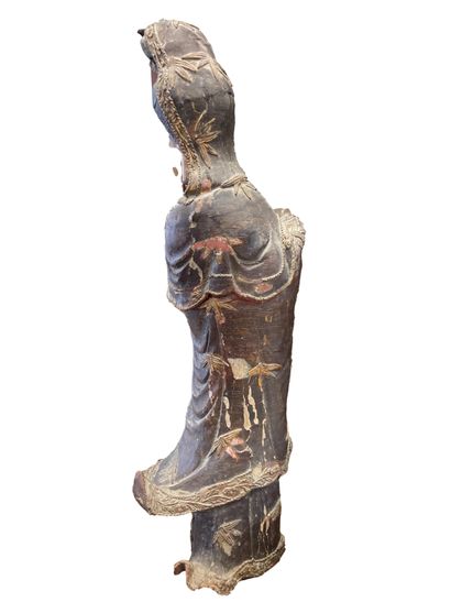 null Sujet en bois sculpté laqué polychrome, représentant la déesse Guanyin, en pieds,...