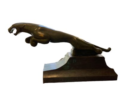 null Milo (né en 1955)
Jaguar
Sculpture en bronze. Signé
Sur un socle en marbre noir
H....