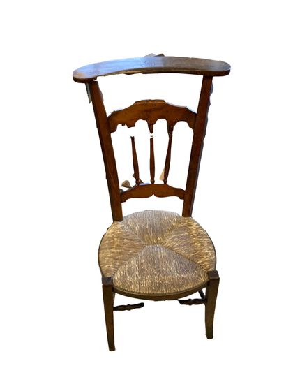 null Dans le goût de THONET. Deux fauteuils en bois tourné, l’assise en cannage
XIXème...