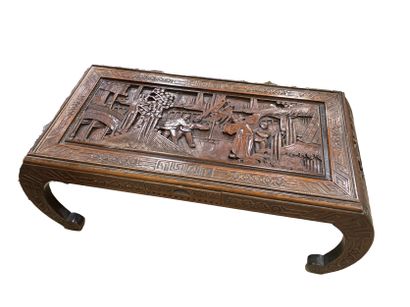 null Table basse en bois exotique sculpté et patiné à décors d'une scène de palais
Chine
H....