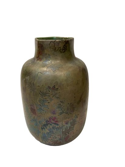 null Clément MASSIER (1844-1917)
Vase pansu en céramique lustrée à décor irisée de...