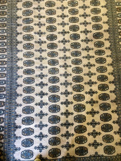 null Ensemble de trois tapis en laine polychrome
264x182, 240x151, 240x185 cm