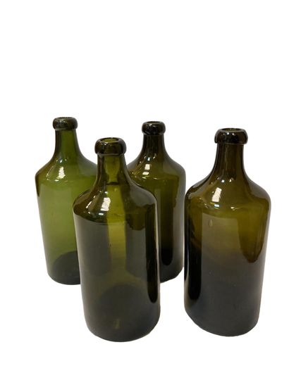 null Suite de quatre bouteilles en verre teinté vert foncer