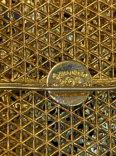 null CHANEL
Broche ronde en métal doré filigrané sertie de perles et pierres de couleurs
Signé
D....