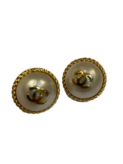 null CHANEL
Paire de clip d’oreilles en métal doré torsadé accueillant deux perles...